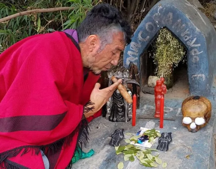 Maestro curandero Gabriel ofreciendo sanación ancestral en El Salvador