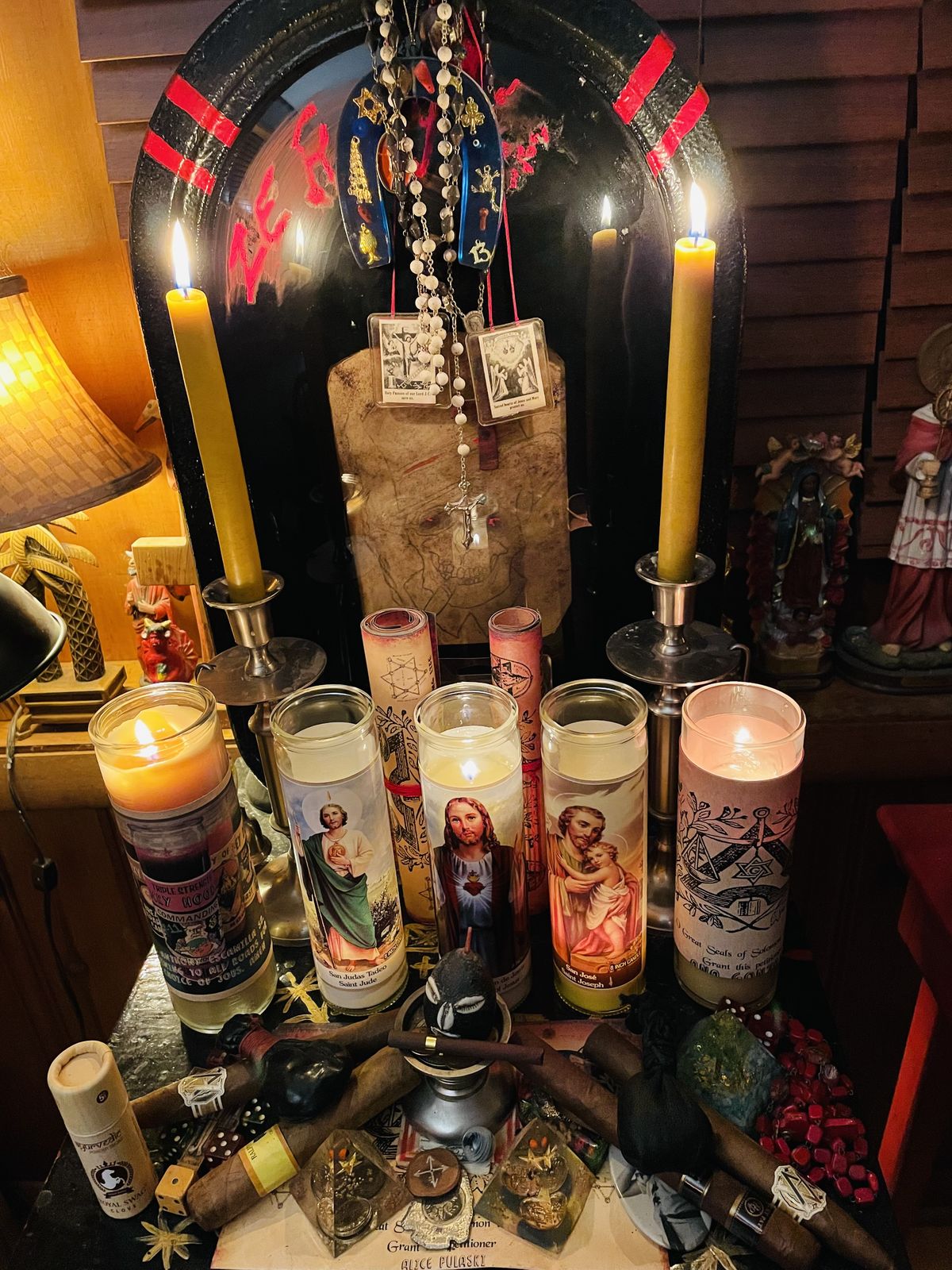 Detalle del altar principal con ofrendas